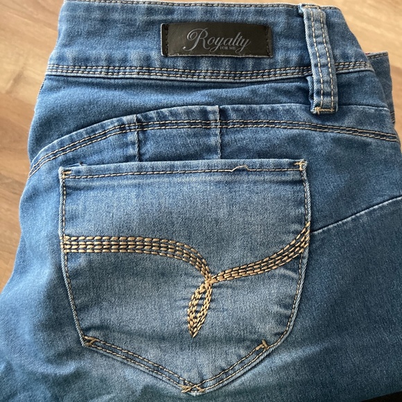 Ankle length butt-lift jeans - Women - Picture 9 of 10